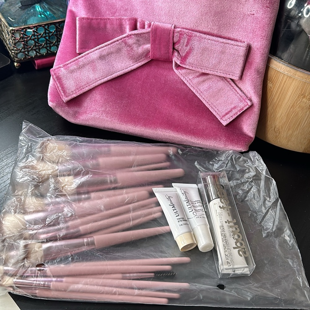 Random makeup bundle - Picture 6 of 6